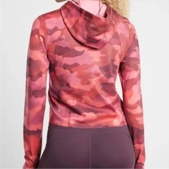 Athleta Pinnacle Cropped Hoodie Mantra Print Red Camo Women’s Size Small Nylon - Picture 3 of 11